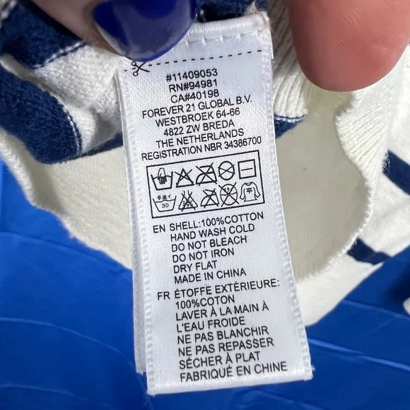 🔥2/$10 |•FOREVER 21•| Striped V-Neck Sweater Size Medium - Picture 4 of 4